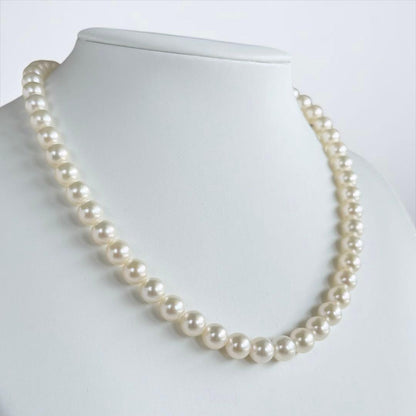 Takatsuki Akoya pearl necklace with round white pearls 7.5-8mm and silver clasp on a 42.5cm strand