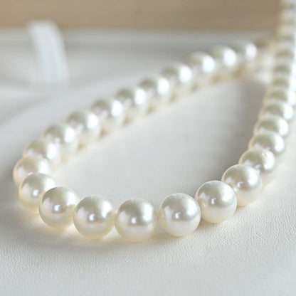 Takatsuki Akoya pearl necklace with round white pearls 7.5-8mm and silver clasp on a 42.5cm strand