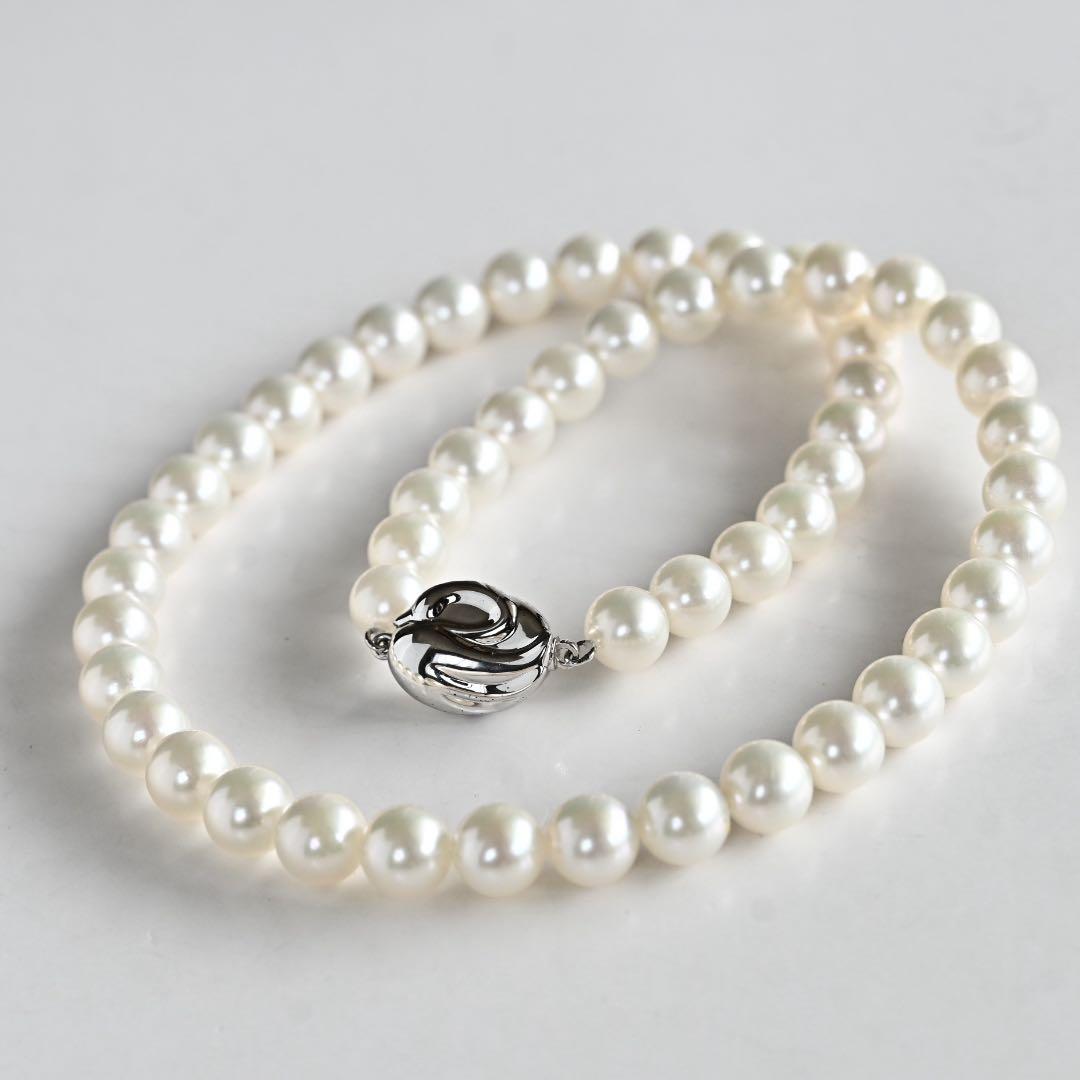 Takatsuki Akoya pearl necklace with round white pearls 7.5-8mm and silver clasp on a 42.5cm strand