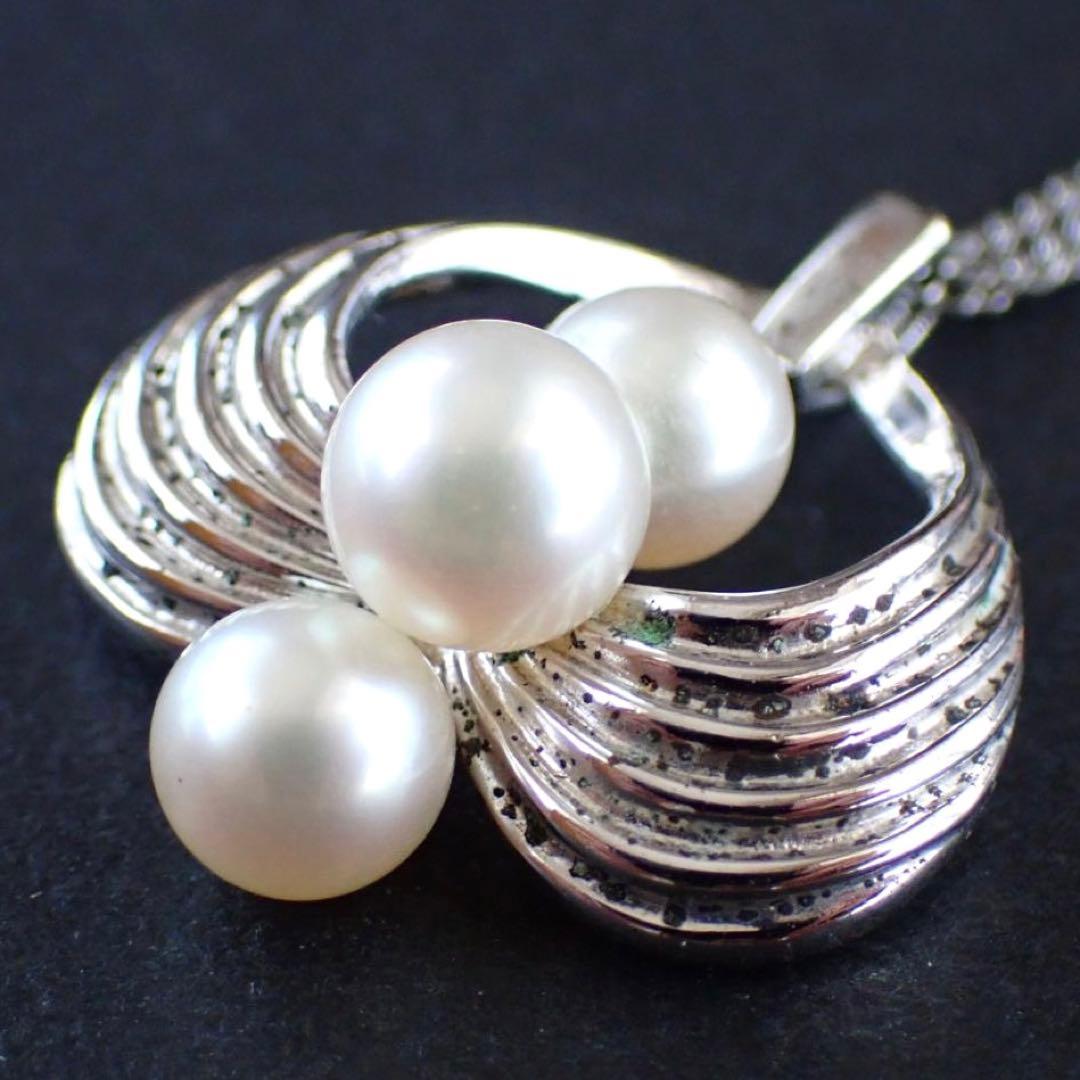 Mikimoto Akoya pearl silver necklace with three pearls and a 49 cm chain displayed on a white background