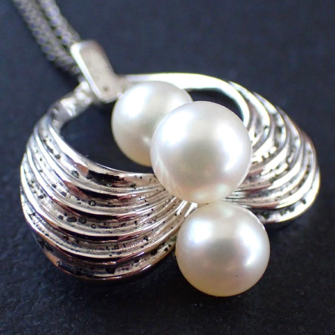 Mikimoto Akoya pearl silver necklace with three pearls and a 49 cm chain displayed on a white background