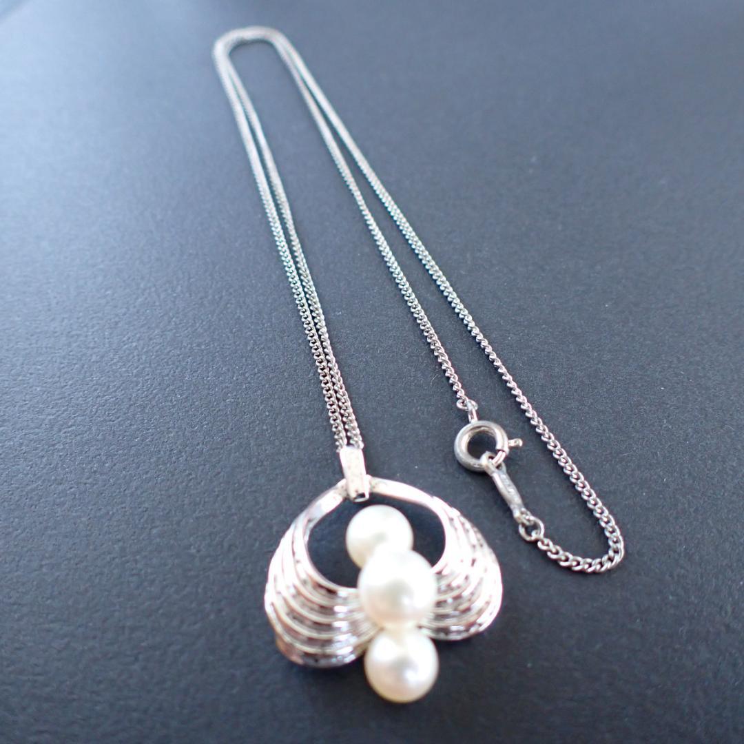 Mikimoto Akoya pearl silver necklace with three pearls and a 49 cm chain displayed on a white background