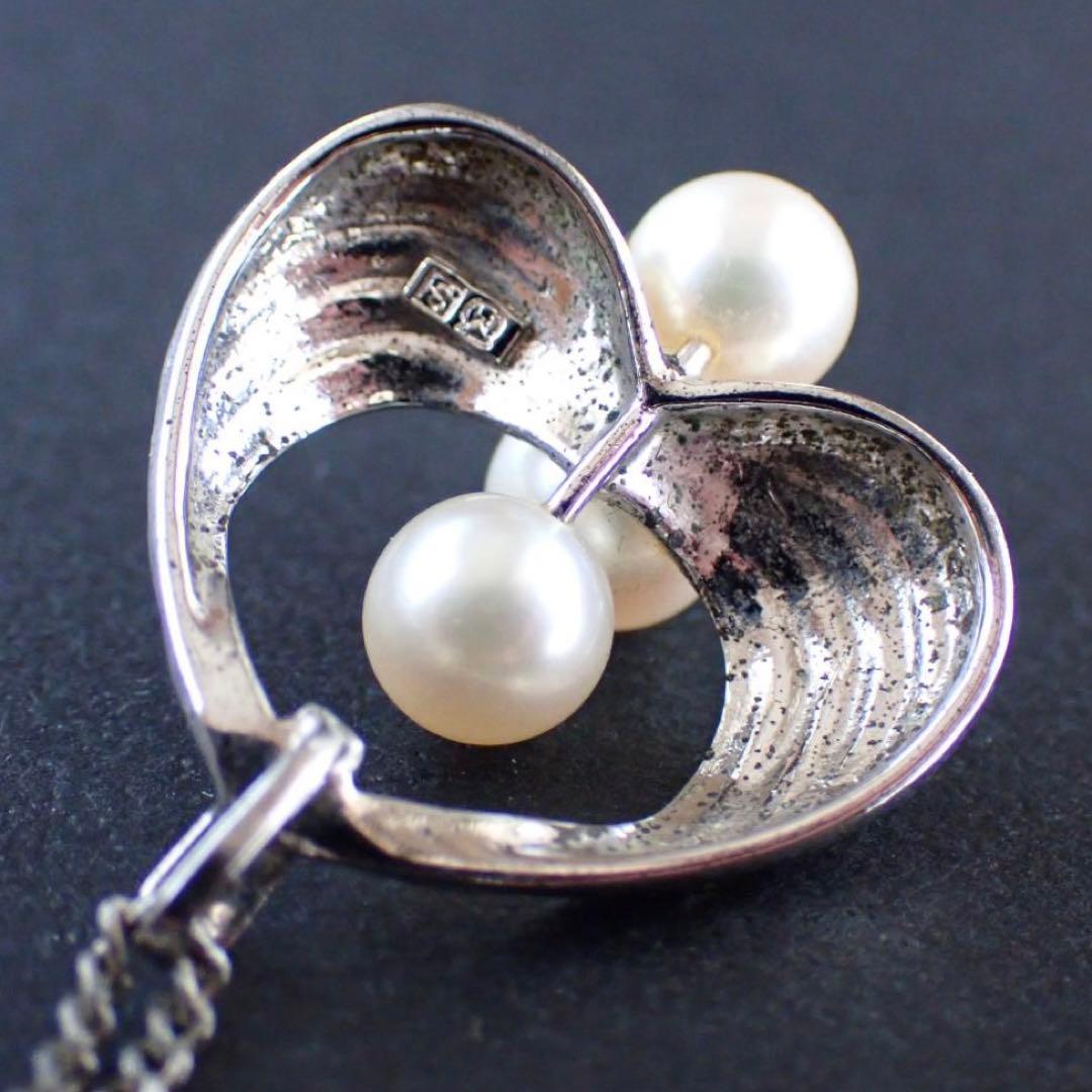 Mikimoto Akoya pearl silver necklace with three pearls and a 49 cm chain displayed on a white background