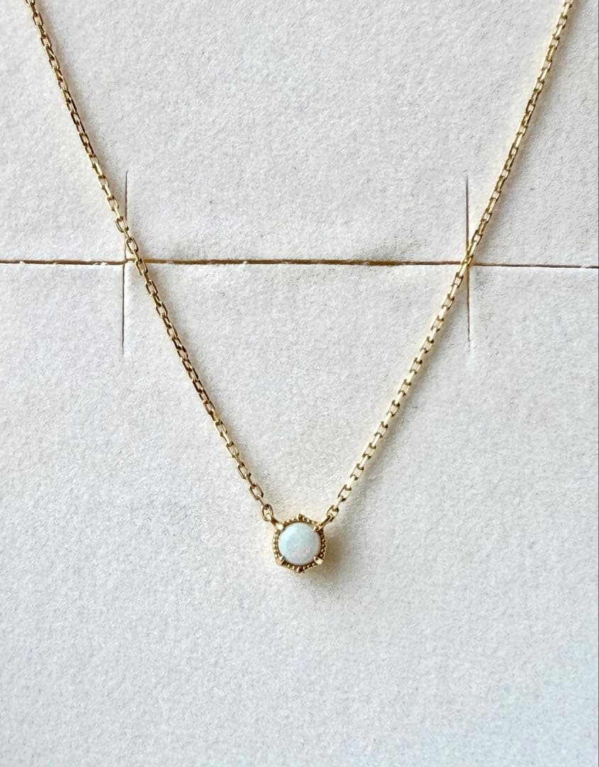 Agete K18 yellow gold necklace with 3.5mm opal stone and 45cm chain on white background