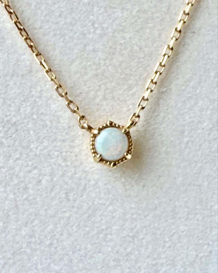 Agete K18 yellow gold necklace with 3.5mm opal stone and 45cm chain on white background