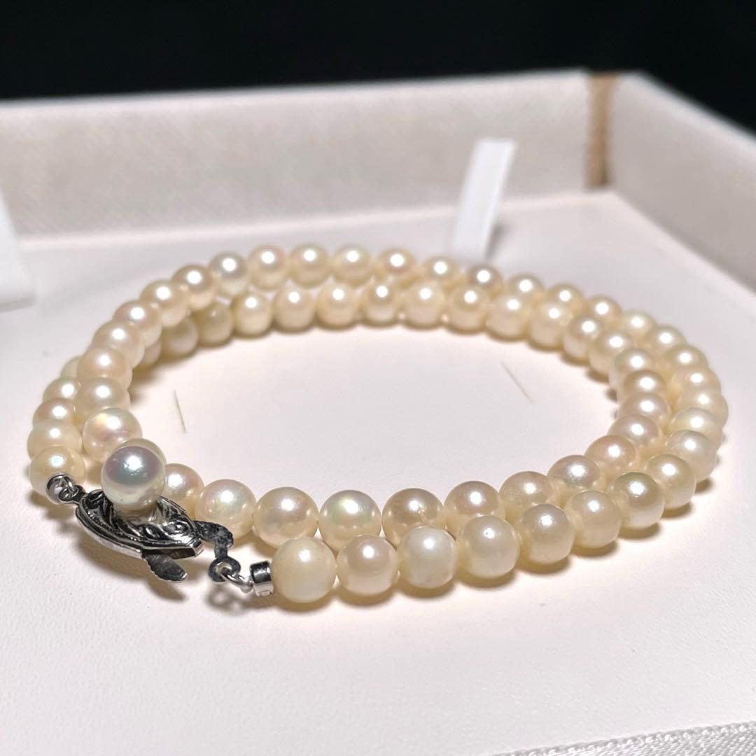 Close-up of Ise-Shima white Akoya pearl necklace with 5.4-5.9mm round pearls and silver clasp