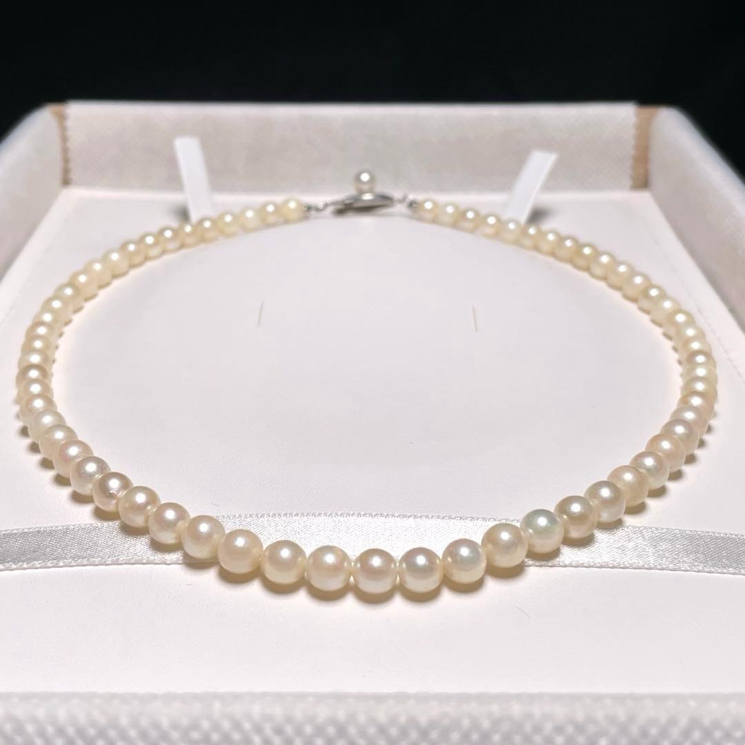 Close-up of Ise-Shima white Akoya pearl necklace with 5.4-5.9mm round pearls and silver clasp