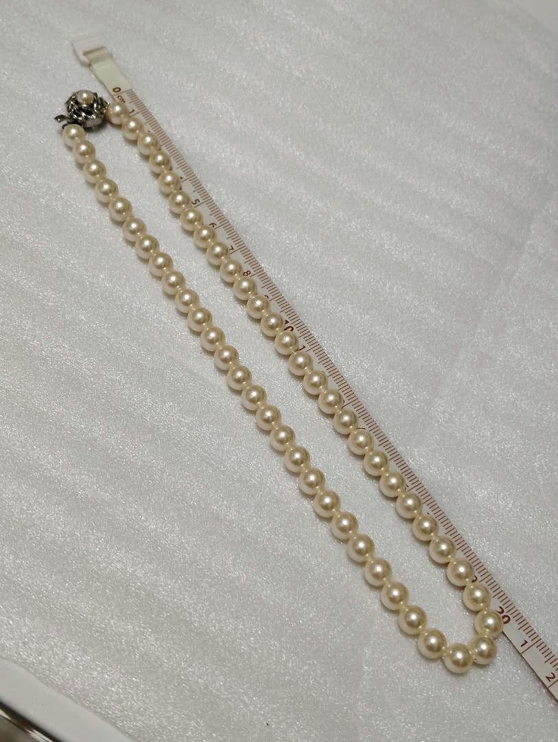 Akoya pearl necklace with 7.5mm pearls measuring 21cm in length and weighing 28 grams