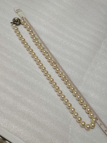 Akoya pearl necklace with 7.5mm pearls measuring 21cm in length and weighing 28 grams