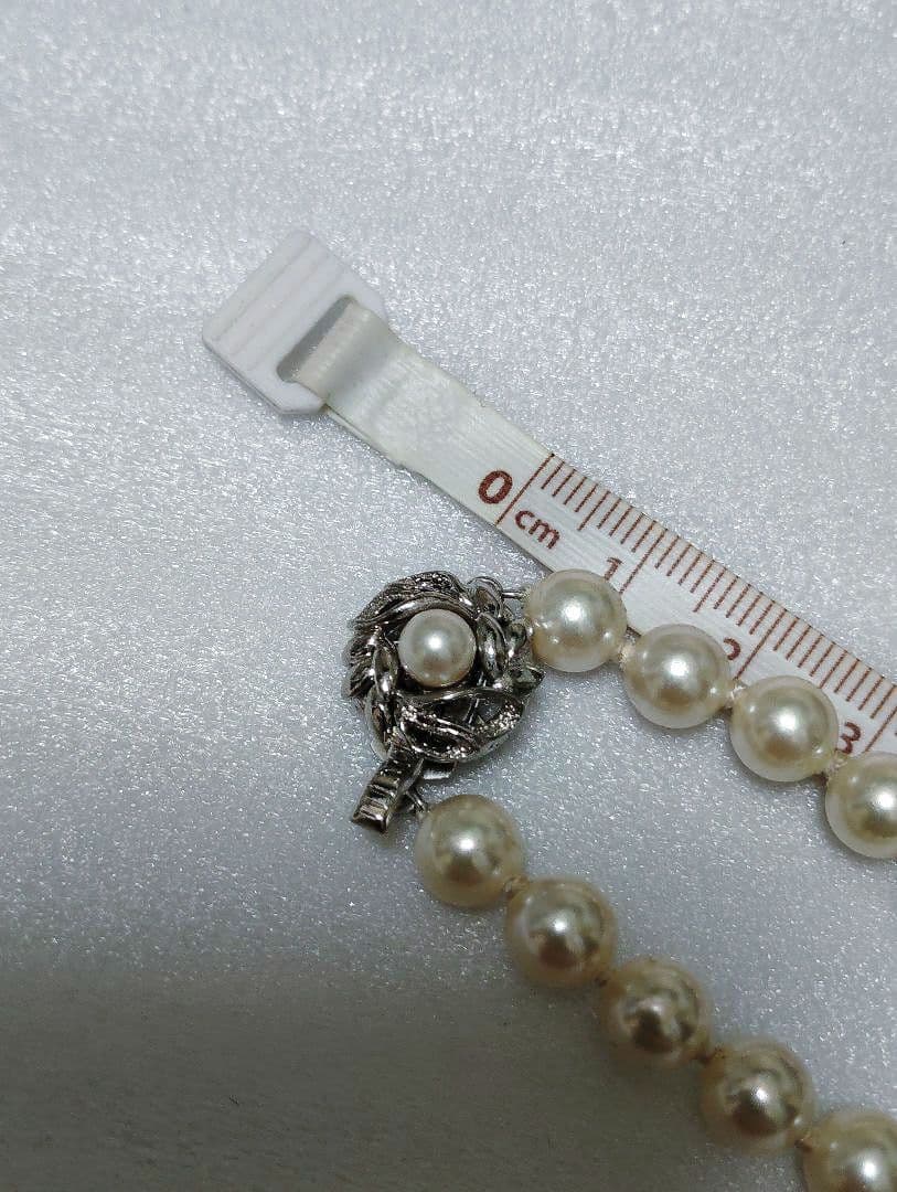 Akoya pearl necklace with 7.5mm pearls measuring 21cm in length and weighing 28 grams