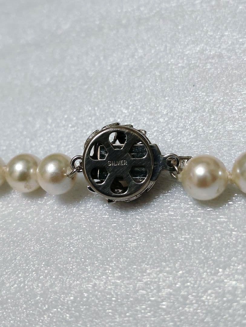Akoya pearl necklace with 7.5mm pearls measuring 21cm in length and weighing 28 grams
