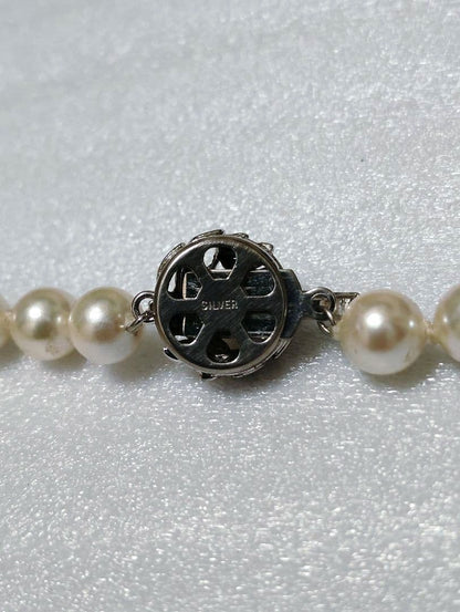 Akoya pearl necklace with 7.5mm pearls measuring 21cm in length and weighing 28 grams