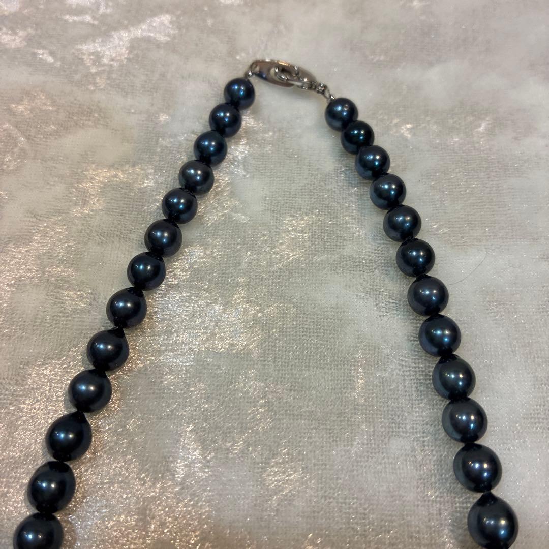 Akoya dark gray pearl necklace measuring 43cm with pearls sized between 6.5mm and 6.9mm