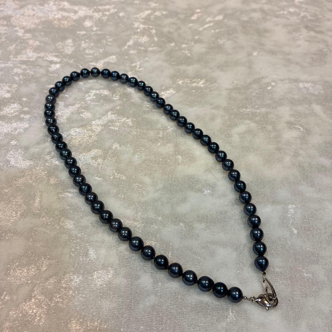 Akoya dark gray pearl necklace measuring 43cm with pearls sized between 6.5mm and 6.9mm