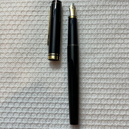Pilot H580 F fountain pen black and gold with Japan Continent logo on cap and old JIS logo on nib plus old ink