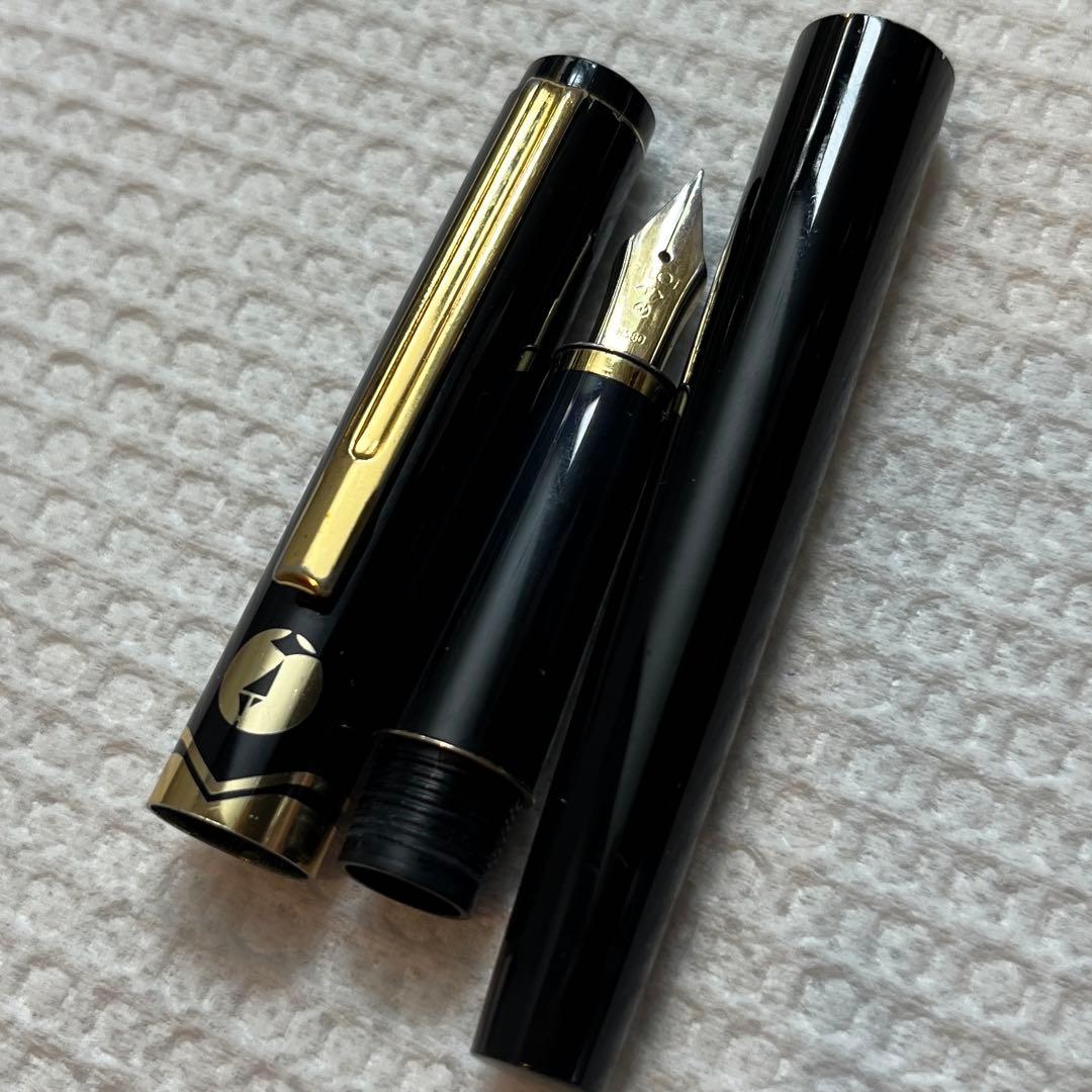 Pilot H580 F fountain pen black and gold with Japan Continent logo on cap and old JIS logo on nib plus old ink