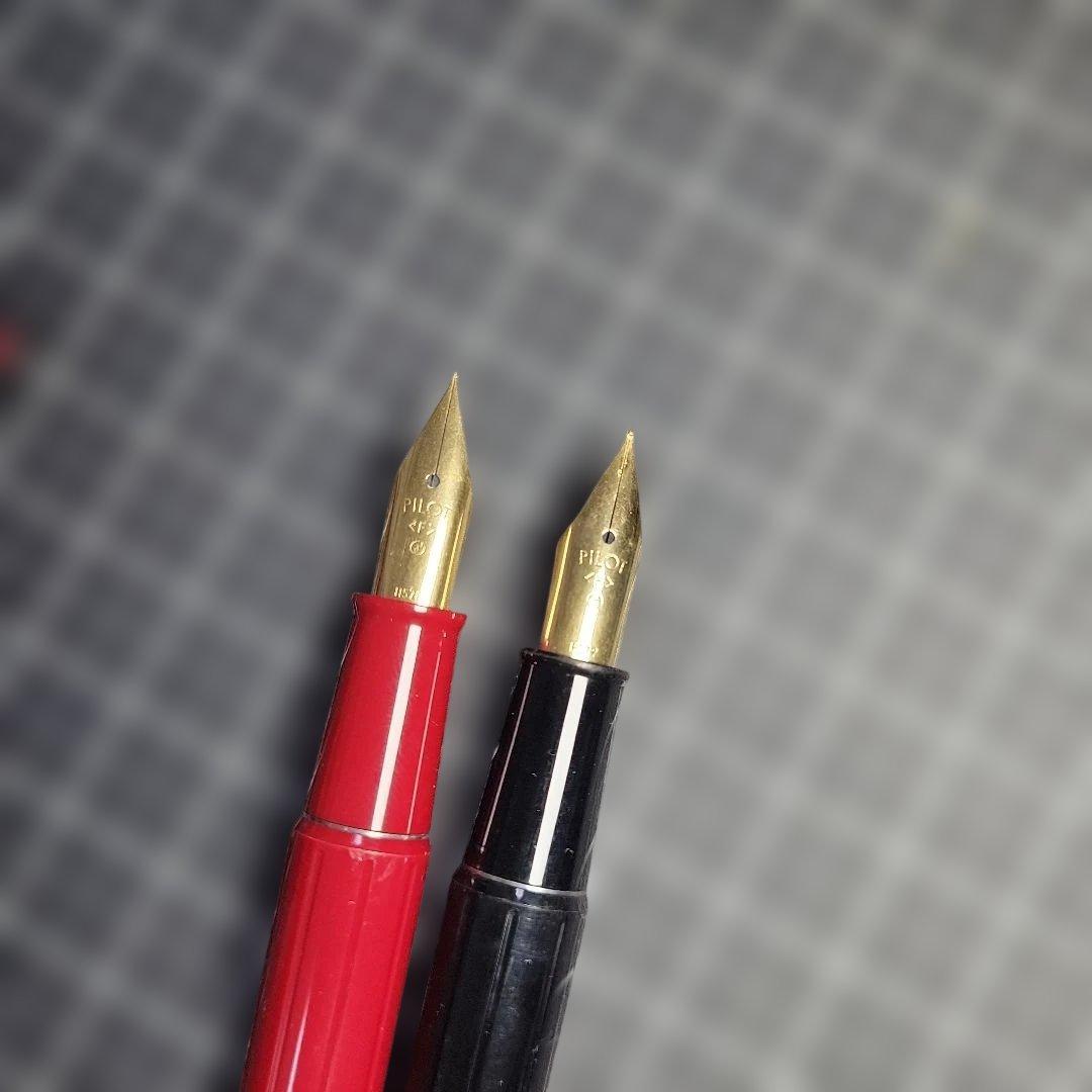 Set of two Pilot Desk Pens with fine point tips in black and red colors