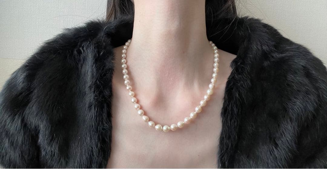 Untreated genuine 7mm pearl necklace in silver with 44cm length shown on white background