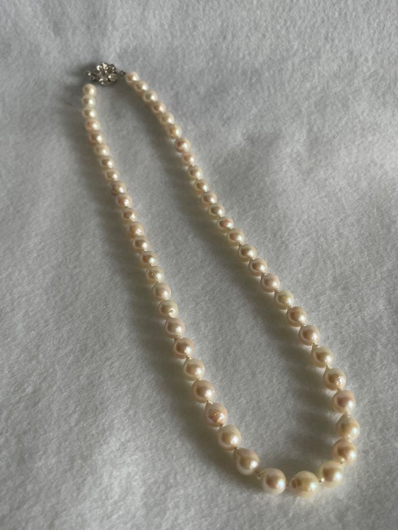 Untreated genuine 7mm pearl necklace in silver with 44cm length shown on white background