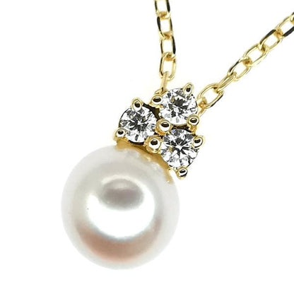 Law ring in K18 yellow gold featuring a 6.7mm pearl and diamond side stones, size height 11.3mm