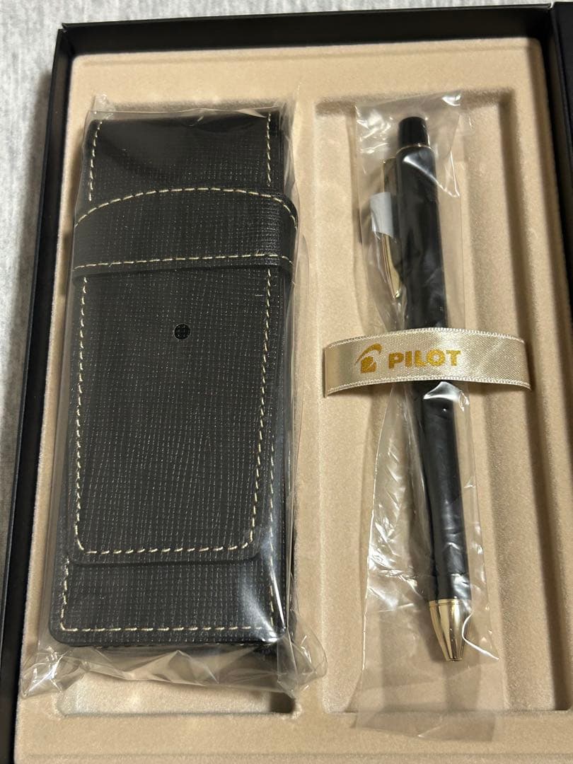 New Pilot multi-function ballpoint pen BTHRT5SR-GLB in gloss black with three ink colors and included case