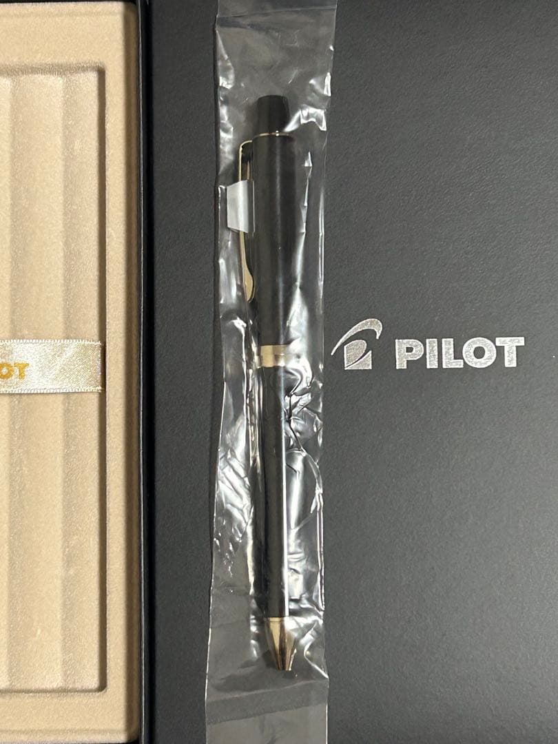 New Pilot multi-function ballpoint pen BTHRT5SR-GLB in gloss black with three ink colors and included case