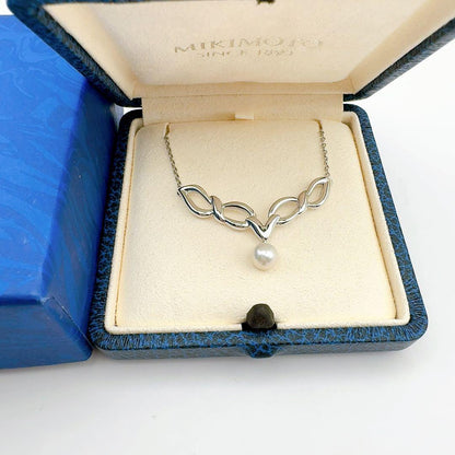 MIKIMOTO silver necklace with 39.5 cm chain displayed on a white background