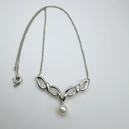 MIKIMOTO silver necklace with 39.5 cm chain displayed on a white background