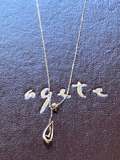 Agete 10K gold Y-shaped necklace with diamond decoration on a white background