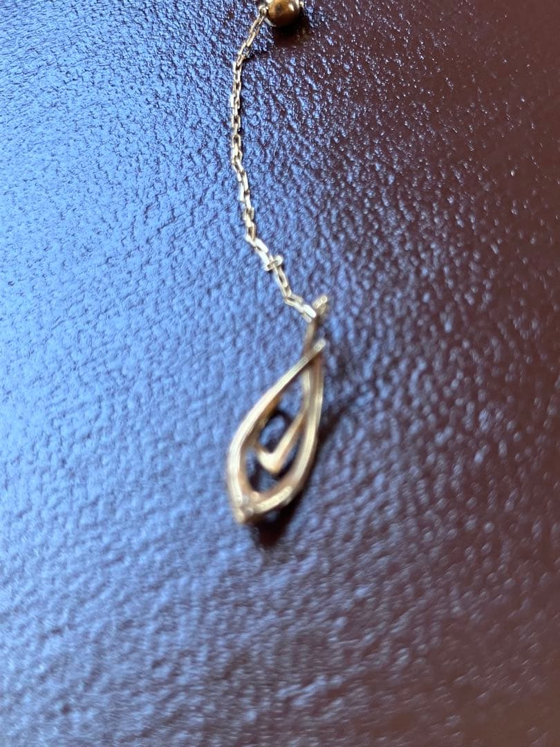 Agete 10K gold Y-shaped necklace with diamond decoration on a white background