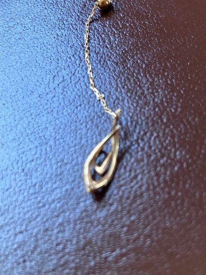 Agete 10K gold Y-shaped necklace with diamond decoration on a white background