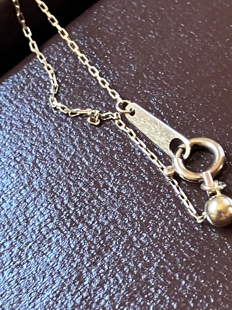 Agete 10K gold Y-shaped necklace with diamond decoration on a white background