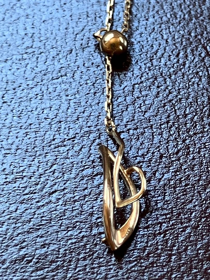 Agete 10K gold Y-shaped necklace with diamond decoration on a white background