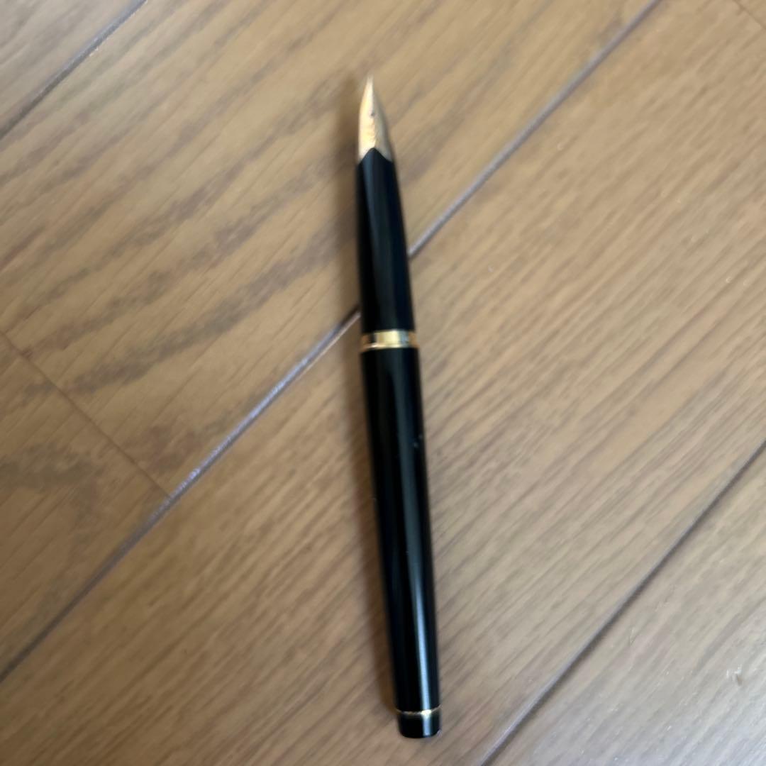 Black PILOT fountain pen with 14K gold nib, resin body, displayed with box and instruction manual