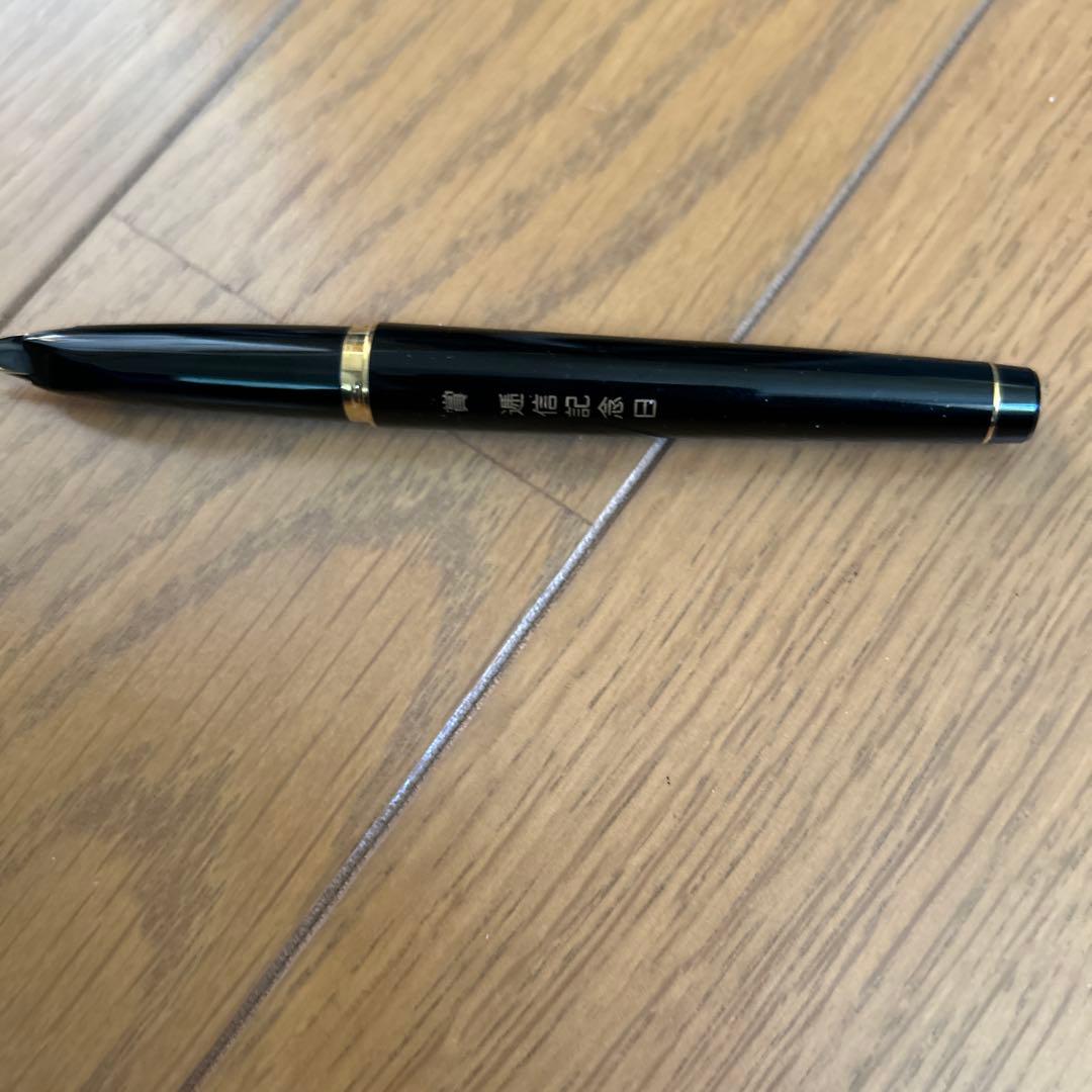 Black PILOT fountain pen with 14K gold nib, resin body, displayed with box and instruction manual