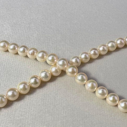 Akoya pearl necklace with 6.6-7.0mm round genuine pearls and silver clasp, 44cm length