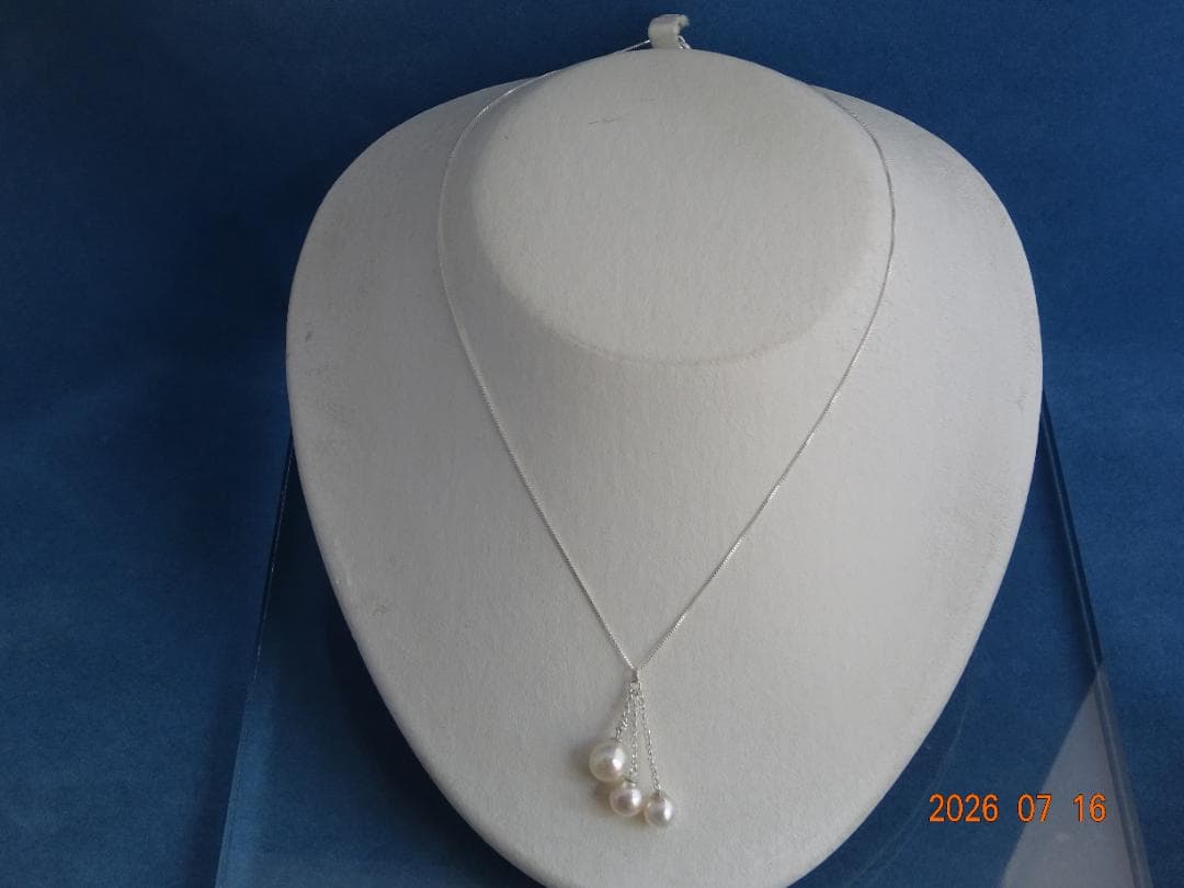 Silver SV925 Venetian chain necklace with three semi-round Akoya pearls sized 7-8.7 mm