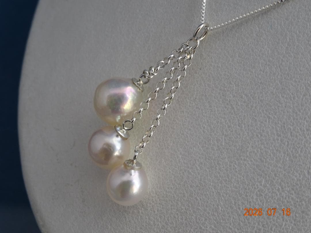 Silver SV925 Venetian chain necklace with three semi-round Akoya pearls sized 7-8.7 mm