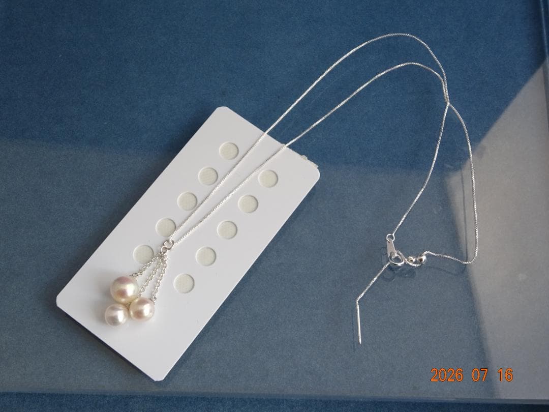 Silver SV925 Venetian chain necklace with three semi-round Akoya pearls sized 7-8.7 mm