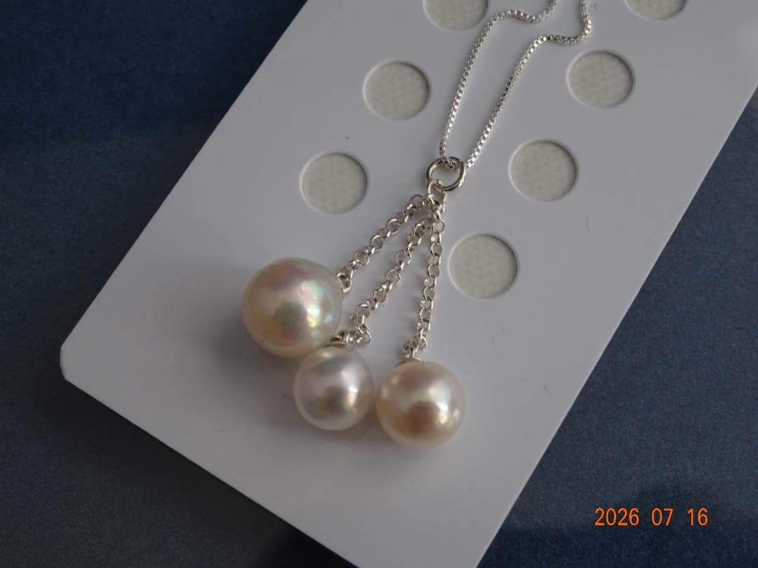Silver SV925 Venetian chain necklace with three semi-round Akoya pearls sized 7-8.7 mm
