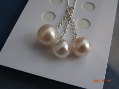 Silver SV925 Venetian chain necklace with three semi-round Akoya pearls sized 7-8.7 mm
