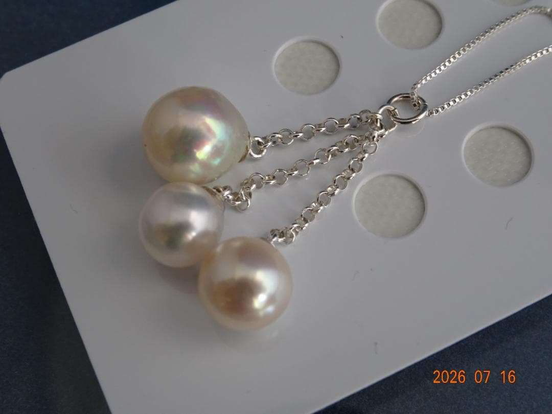 Silver SV925 Venetian chain necklace with three semi-round Akoya pearls sized 7-8.7 mm