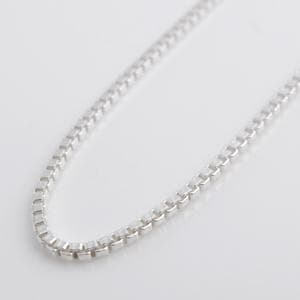Silver SV925 Venetian chain necklace with three semi-round Akoya pearls sized 7-8.7 mm