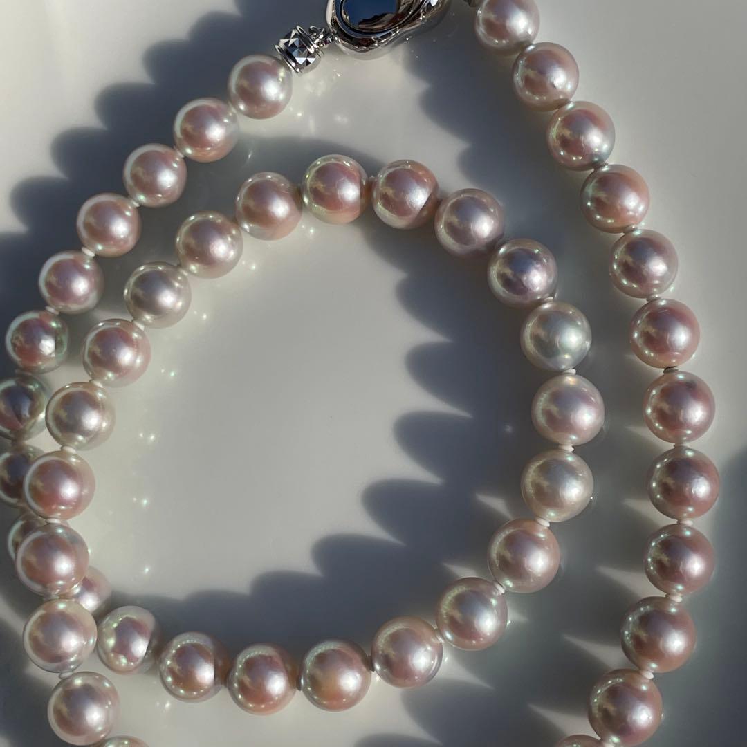 Akoya pearl necklace with 7.5-8mm blue tone pearls and silver clasp displayed with certification and box