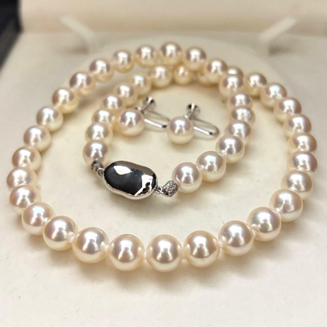 Large Akoya pearl necklace and matching earrings with white round pearls and silver stamp, 8.5mm size, 43cm length