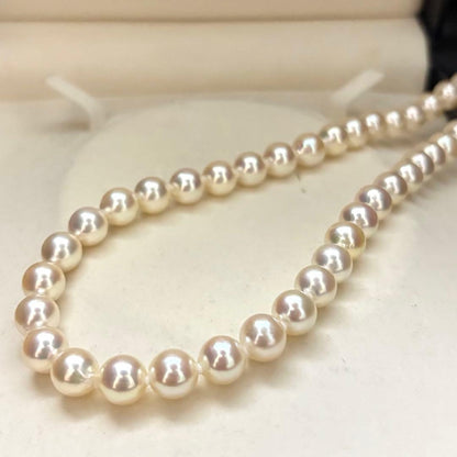 Large Akoya pearl necklace and matching earrings with white round pearls and silver stamp, 8.5mm size, 43cm length