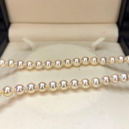 Large Akoya pearl necklace and matching earrings with white round pearls and silver stamp, 8.5mm size, 43cm length