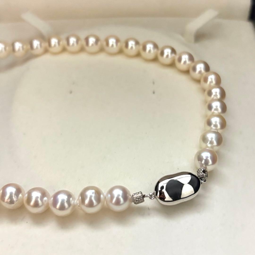 Large Akoya pearl necklace and matching earrings with white round pearls and silver stamp, 8.5mm size, 43cm length