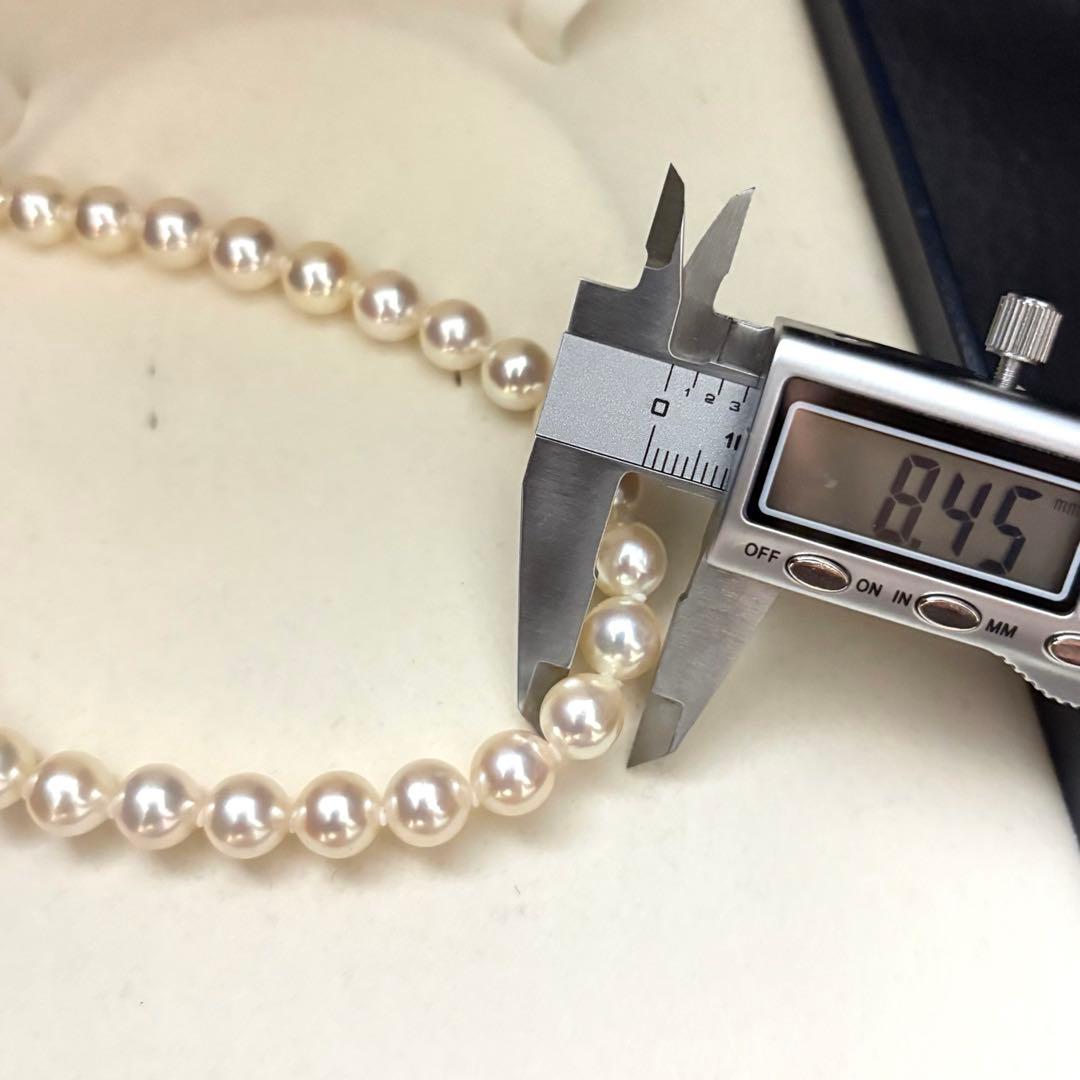 Large Akoya pearl necklace and matching earrings with white round pearls and silver stamp, 8.5mm size, 43cm length