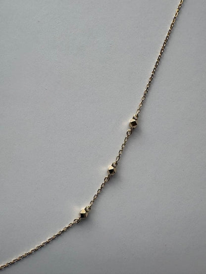 Agate square-beaded gold necklace approximately 75cm long with adjustable chain and guarantee certificate